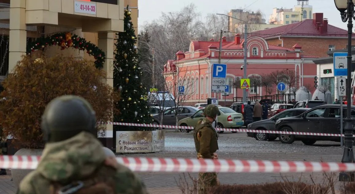 May be an image of 3 people, street and text that says "41-14-33 国 rm Tanca HoBblm poжAecTBom! BOM!"